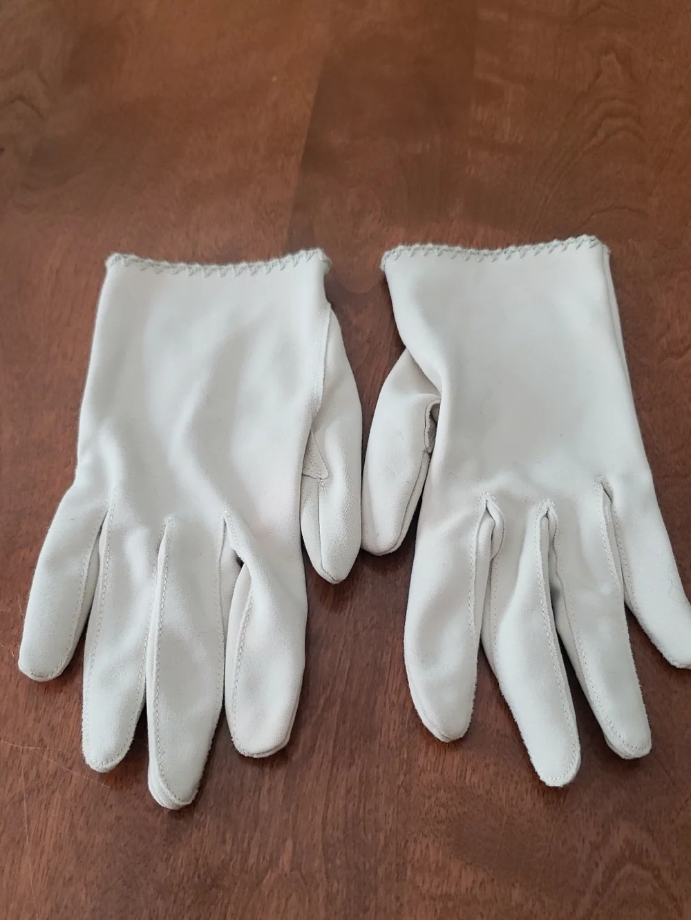 Vtg Crescendoe Caresse Ivory/Cream Wrist Gloves with Scallop Trim Size: 7 (S)